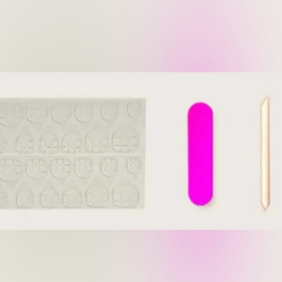 Glittery Silver Solid Press On Nails 24 ct. - Picture 5 of 6